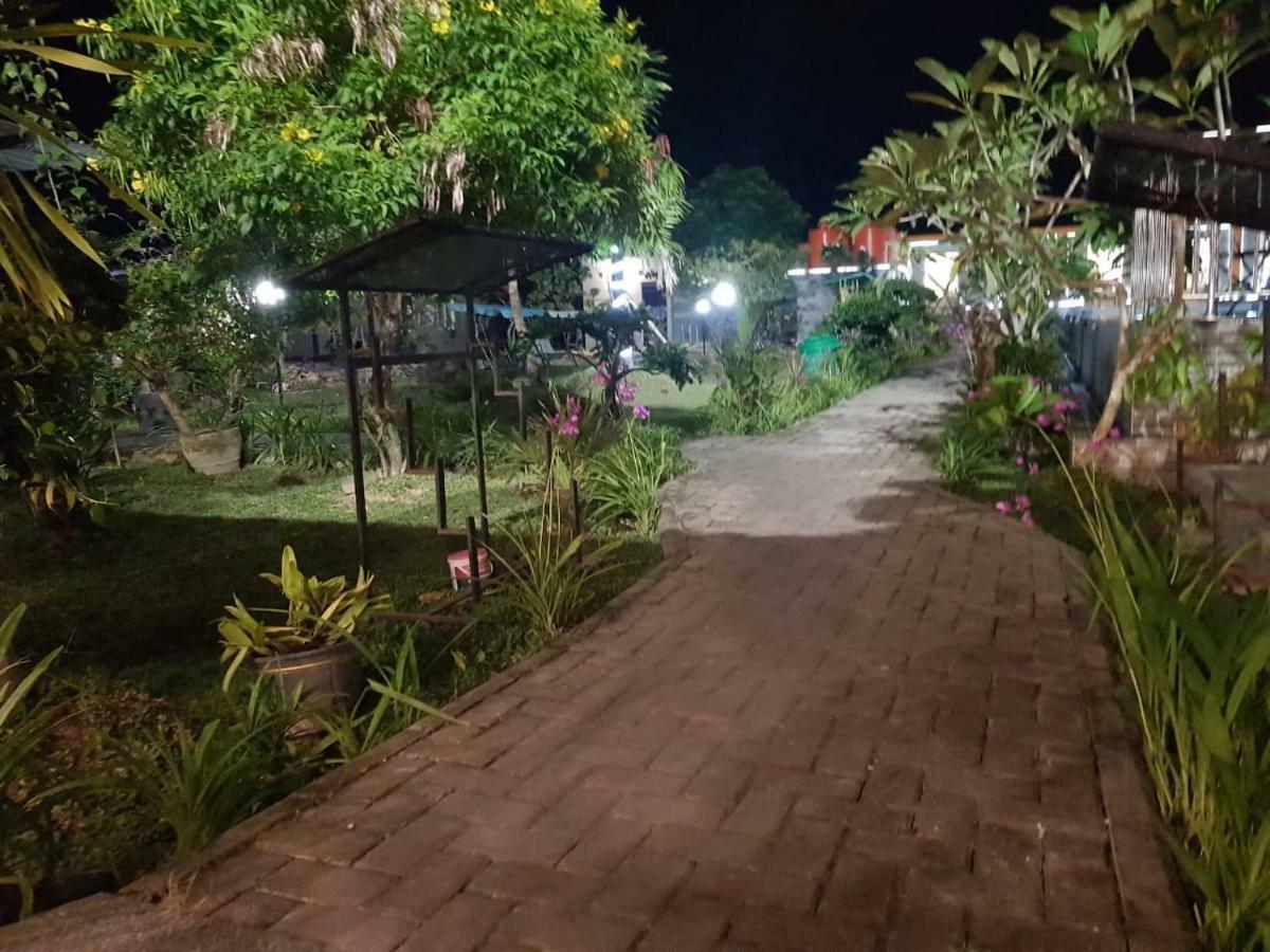 Fortune Front One Hotel Kendari Exterior foto