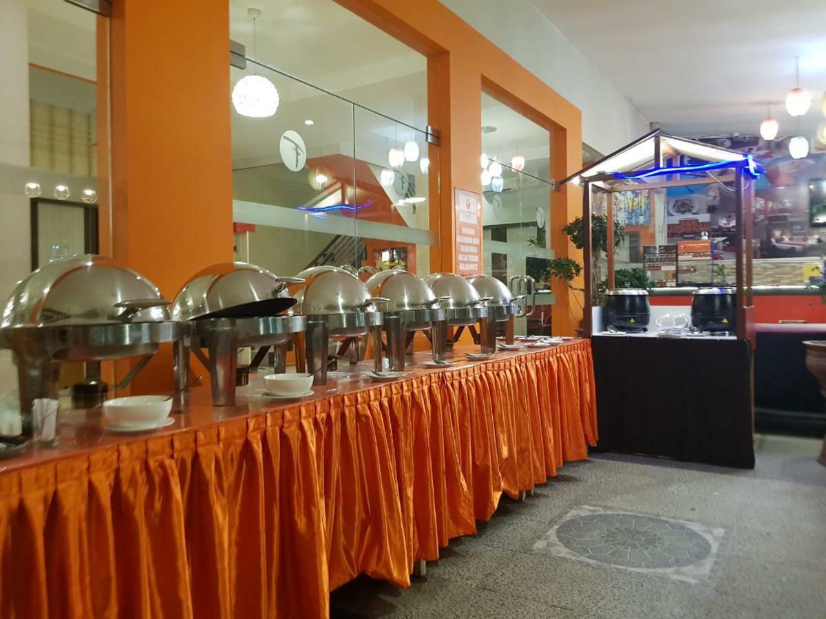 Fortune Front One Hotel Kendari Exterior foto