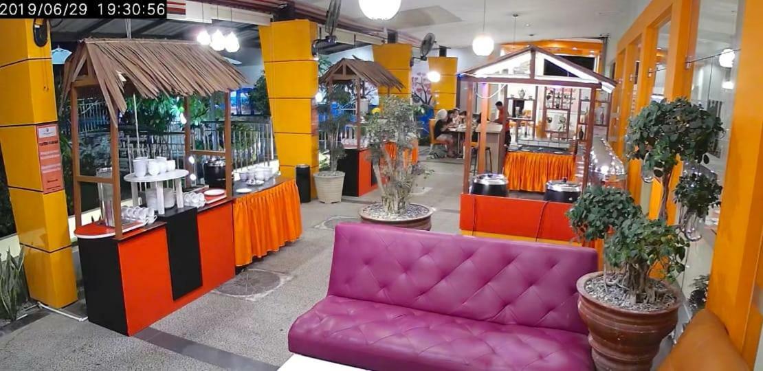 Fortune Front One Hotel Kendari Exterior foto