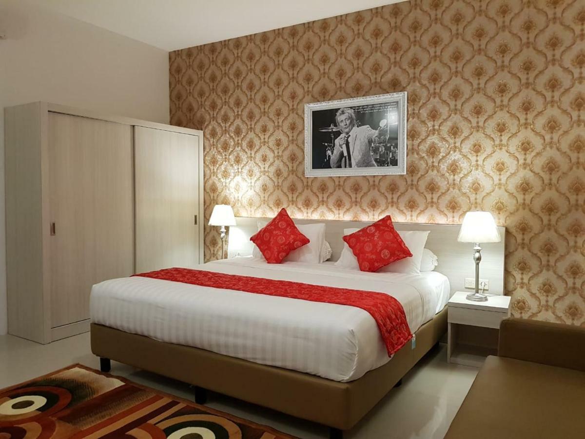 Fortune Front One Hotel Kendari Exterior foto