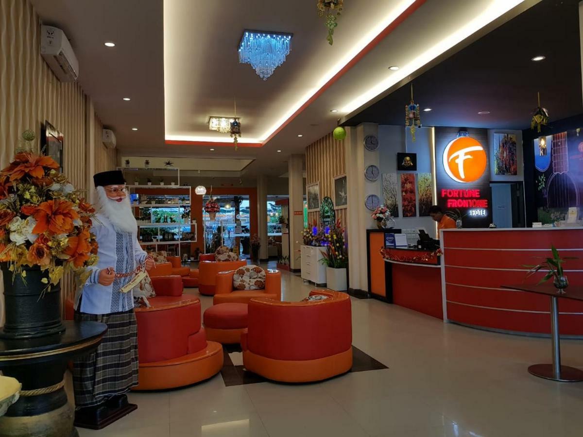 Fortune Front One Hotel Kendari Exterior foto