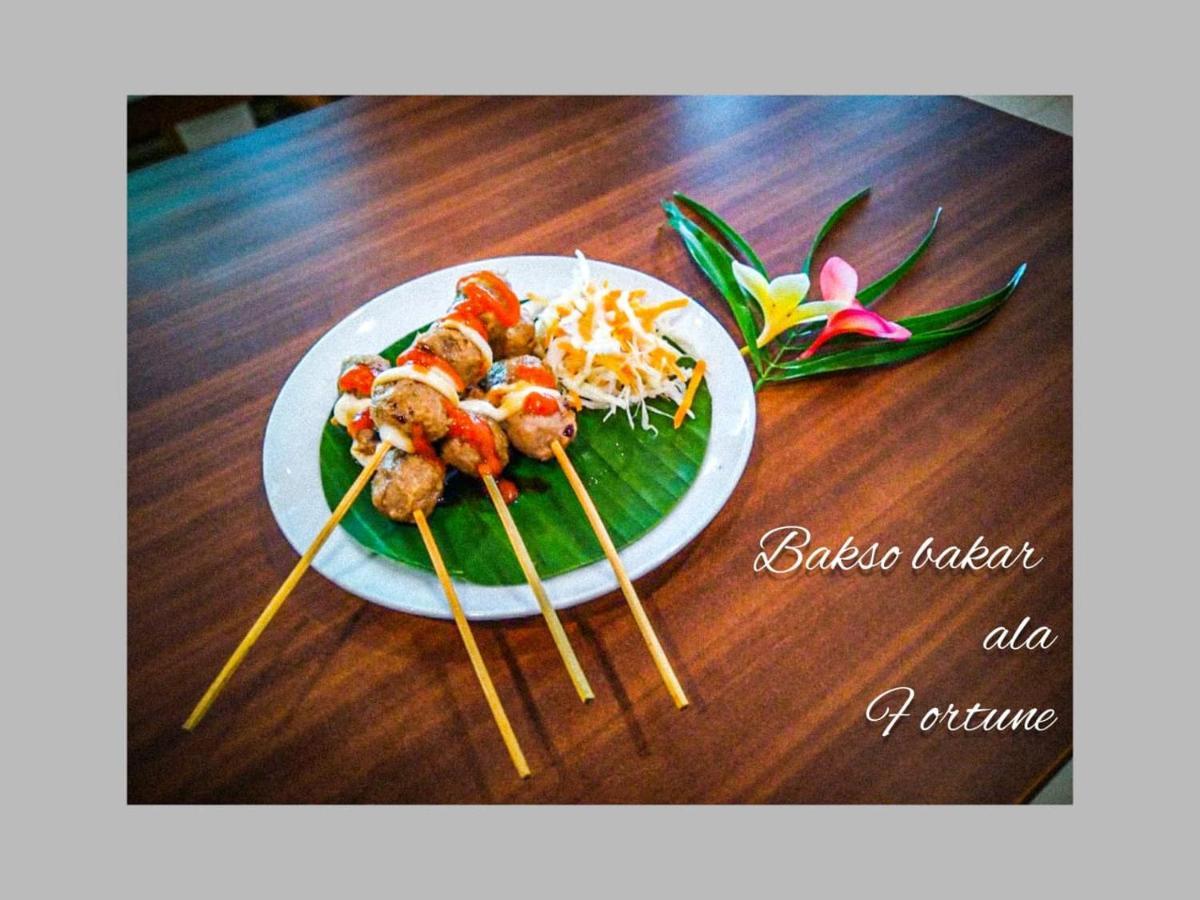 Fortune Front One Hotel Kendari Exterior foto